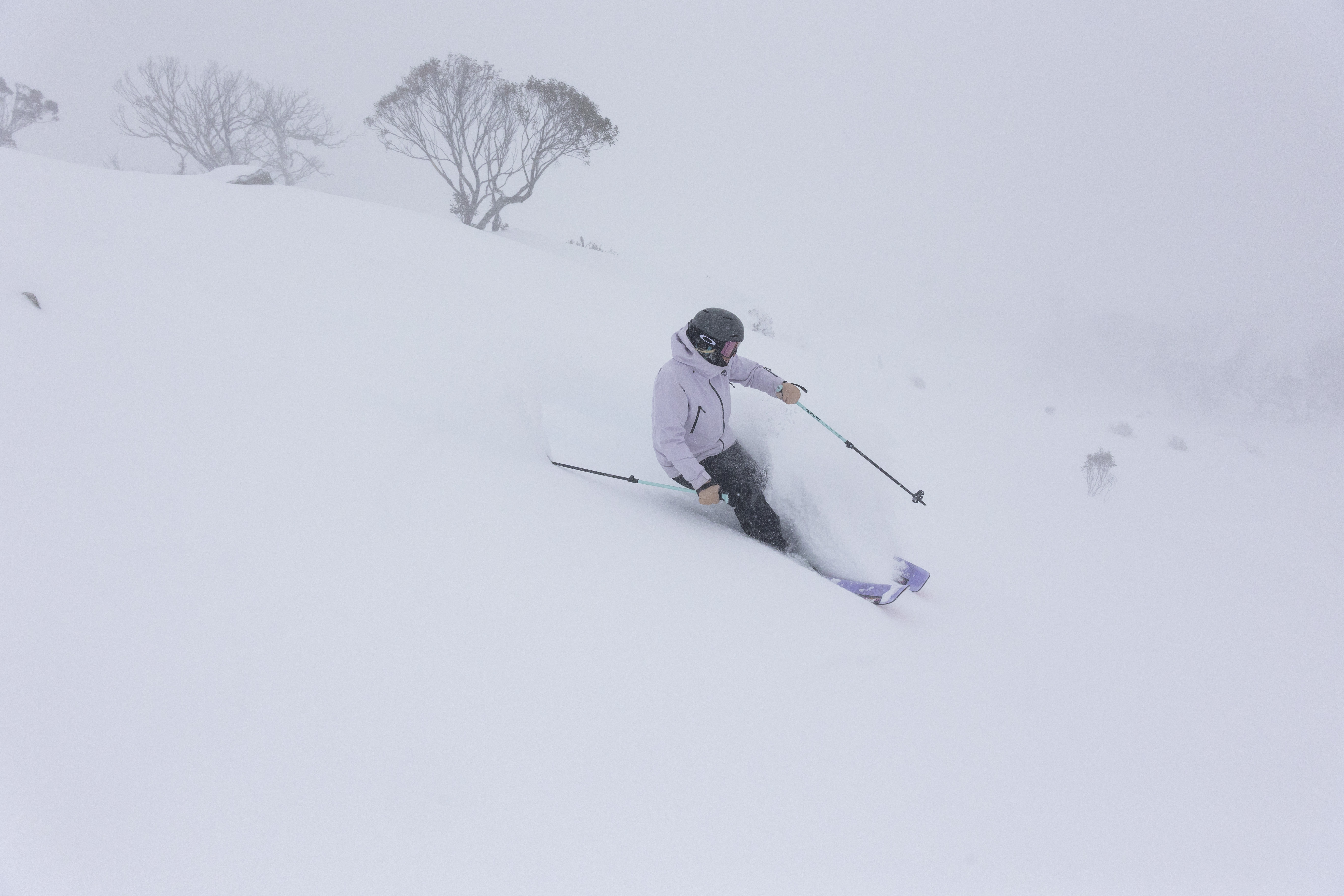 powder spray on skis